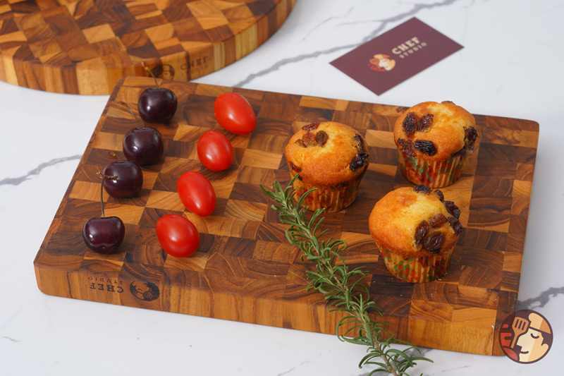 A great advantage of Teak wood cutting boards is their outstanding moisture resistance