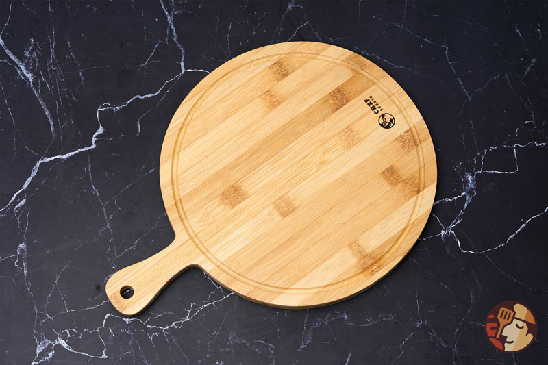 Chef Studio bamboo cutting board has a circular design with a high aesthetic handle