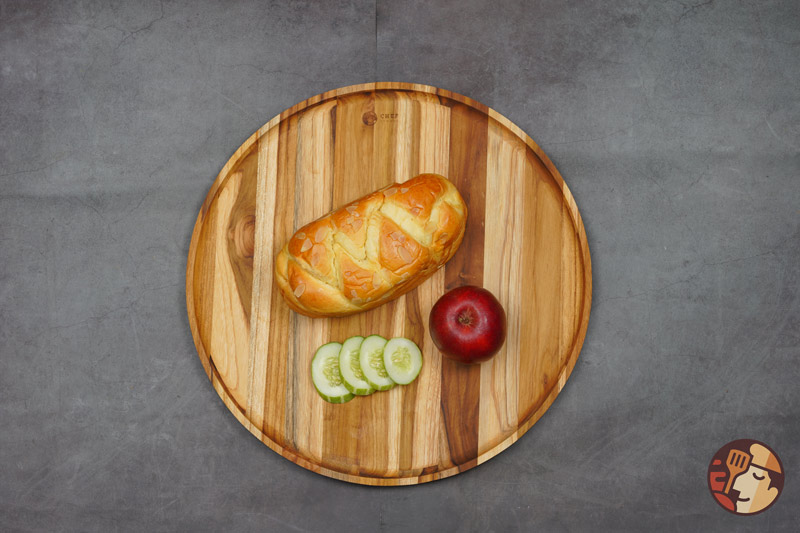 Food on the Teak wooden tray will undoubtedly be more attractive