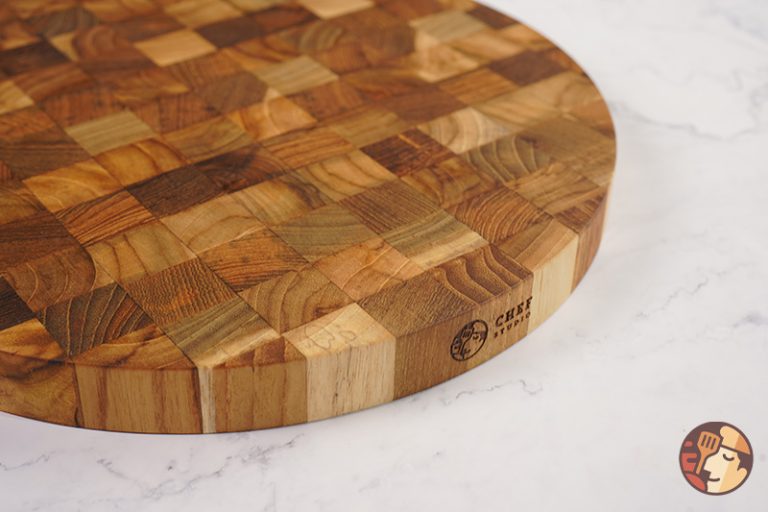 Not only is it highly aesthetic, but Teak cutting board is also very safe for users' health