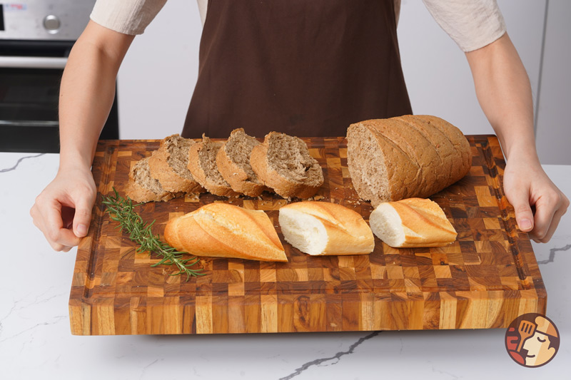 Teak cutting board can be used when preparing food