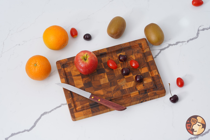 Teak cutting board can bear the force and protect the knife