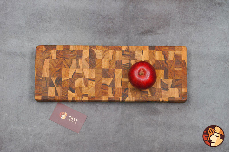 Wood cutting board is suitable for cutting, slicing, and making professional food trays