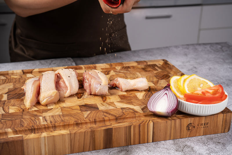 The teak wooden cutting board made by Chef Studio is safe for users' health
