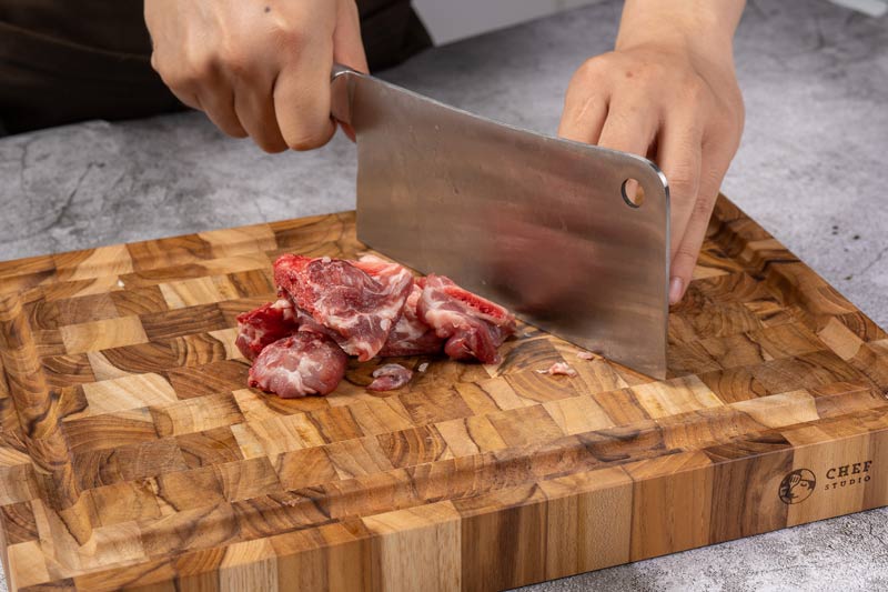 Teak Chef Studio's wooden cutting board is safe for the environment and the user's health