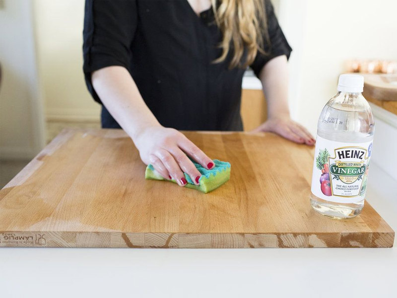 Disinfect the wooden cutting board with vinegar