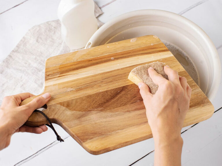 How to care for and maintain a wooden cutting board