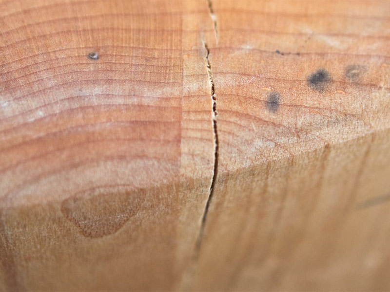 The reason why wooden cutting board splintering